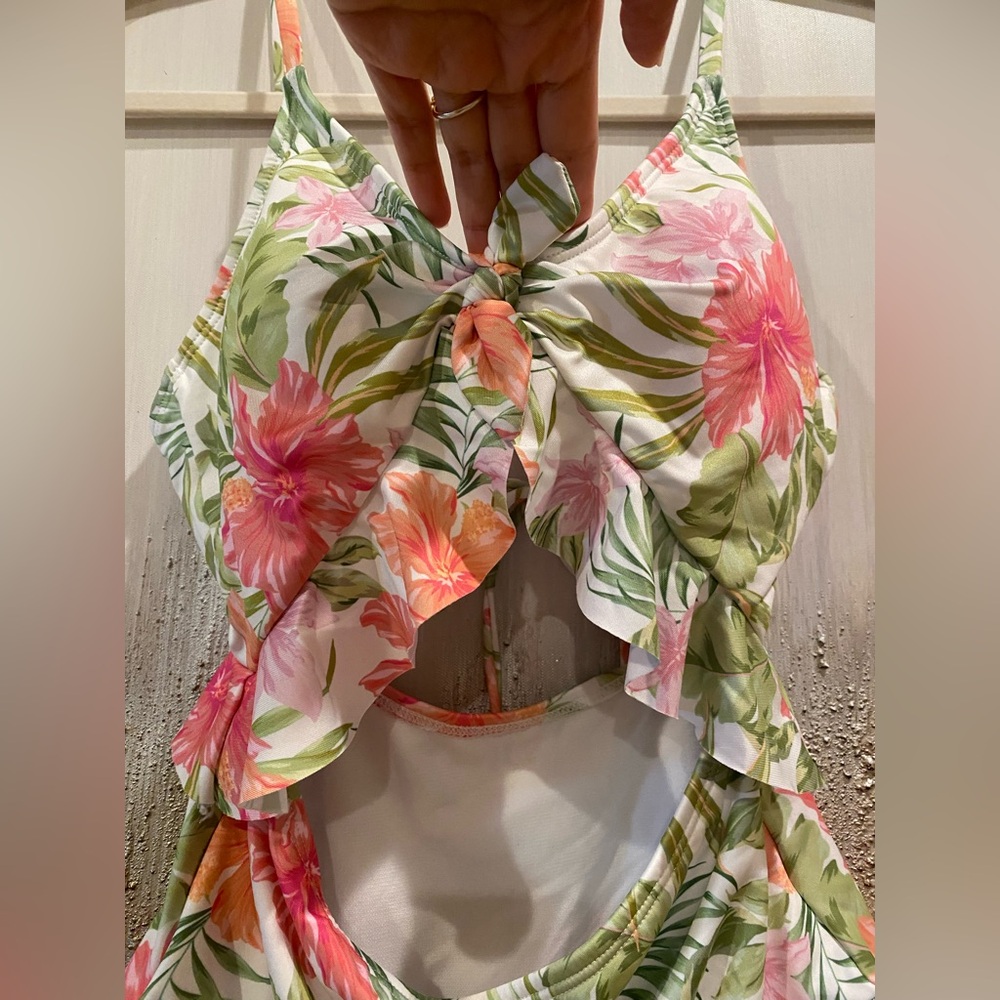 NWOT Hurley Floral Cut Out Ruffled W/Lace Up Back One Piece Swimsuit - Size S - Picture 3 of 13